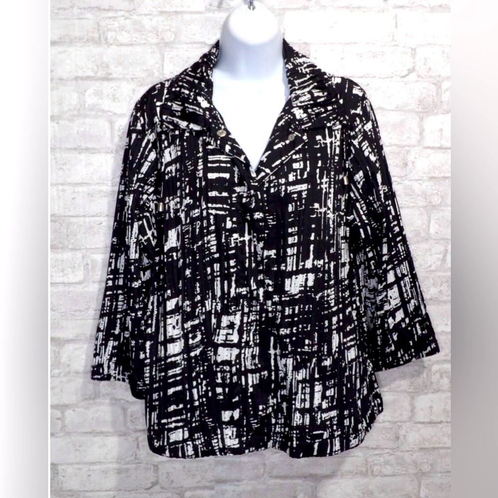 Chico’s Black & White Snap Front Jacket Size 2